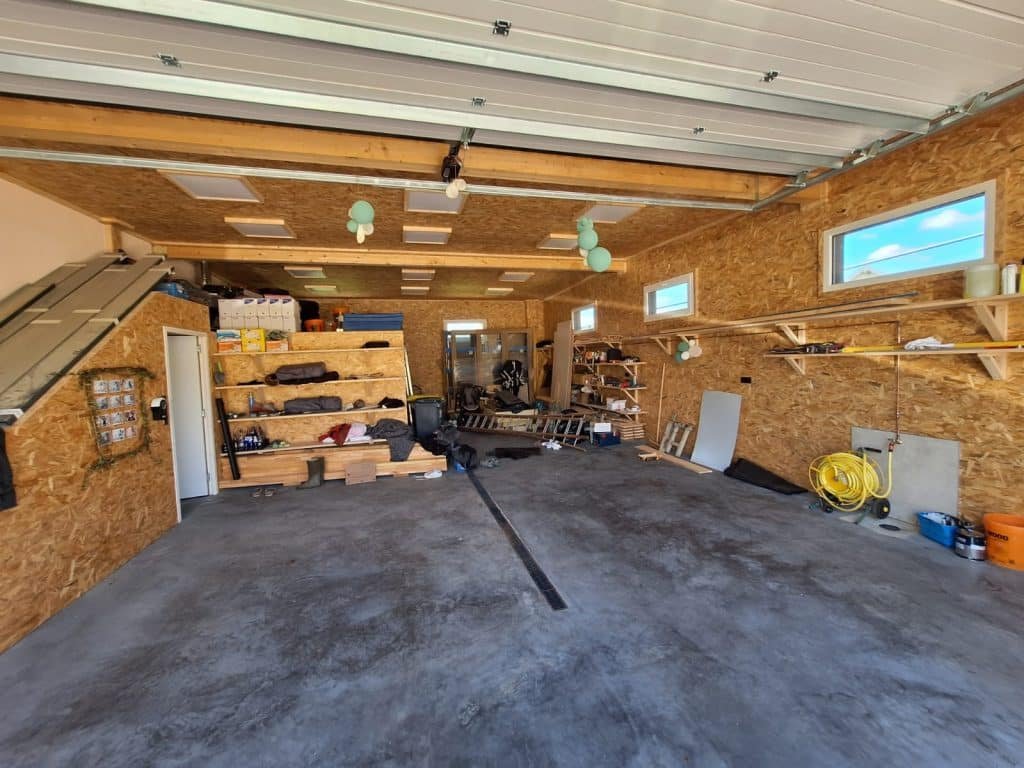 Pourquoi choisir un garage en bois : stockage et aménagement pratique. 3 Garage-en-bois-interieur-etageres