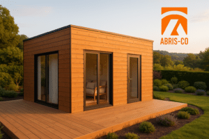 Abri extérieur bois moderne en kit dans un jardin contemporain avec terrasse bois, lumière naturelle et finitions soignées