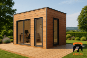 Bureau de jardin ossature bois moderne aménagé pour télétravail, dans un jardin naturel du Jura