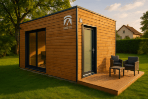 Bureau de jardin en bois moderne dans un jardin avec terrasse en lumière douce