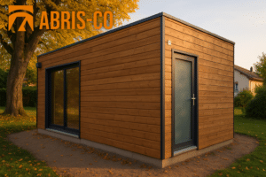 Abri de jardin ossature bois moderne intégré dans un jardin en Belgique avec bardage naturel et environnement paysager