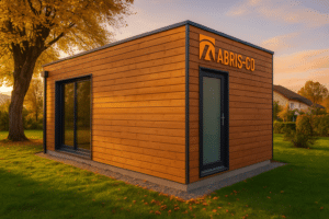 Garage ossature bois moderne dans un jardin suisse, bardage naturel, belle intégration paysagère en lumière douce