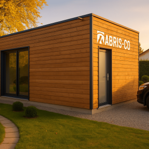Garage bois de 30 m² en ossature bois intégré dans un jardin en Suisse, vu de l’extérieur en fin de journée