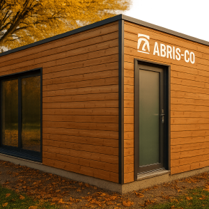 Studio de jardin en bois dans un jardin du Jura avec bardage naturel et intégration paysagère