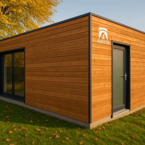 Garage en ossature bois dans un jardin belge en fin d'après-midi, intégration paysagère et finition bois visibles