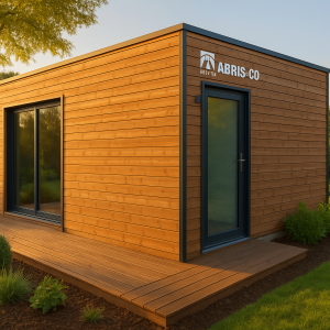 Garage ossature bois bien entretenu dans un jardin, lumière naturelle mettant en valeur la qualité du bois et l’intégration paysagère
