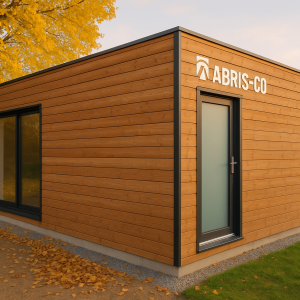 Kit ossature bois sur mesure installé dans un jardin en Belgique, structure bois et bardage naturel visibles