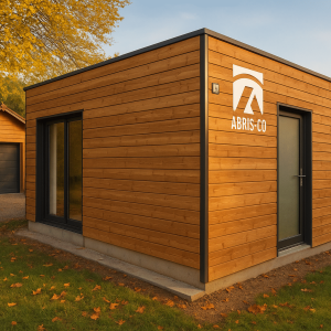 Construction ossature bois moderne dans un jardin du Jura avec garage et studio en bois