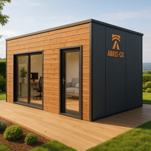 Bureau de jardin habitable moderne en bois dans un jardin paysager avec grandes fenêtres et terrasse en bois